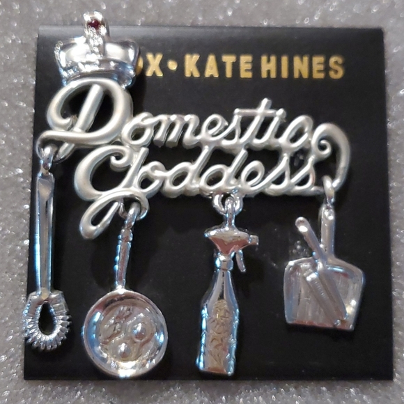knocks.kate hines Jewelry - Vintage pin